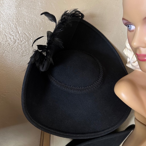 AMAZING NWT DESIGNER 1970s\' BLACK FELT WIDE BRIM HAT + FEATHERS, SEQUINS & BEADS main image 5